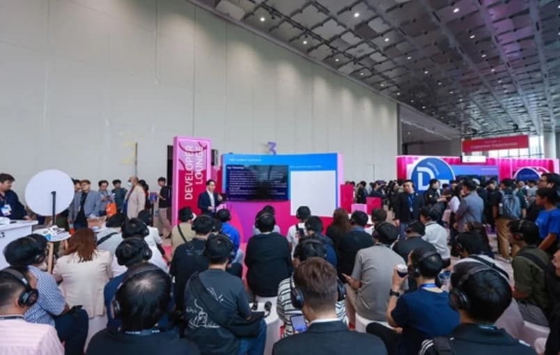 ผู้เข้าร่วมชมการสาธิตทางเทคนิคในงาน AWS Summit Bangkok 2026