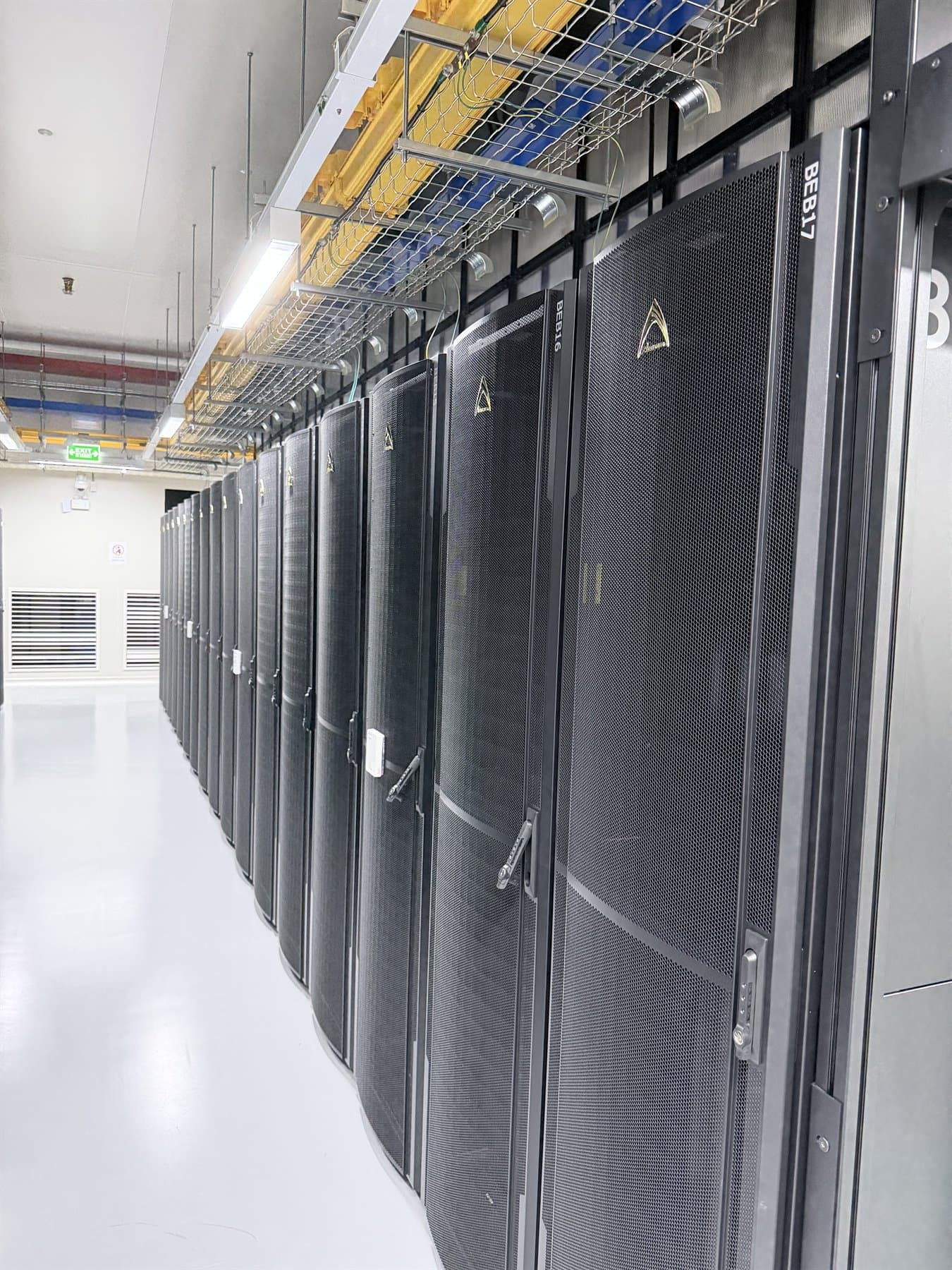 แถวตู้แร็กอุปกรณ์ภายในห้องเซิร์ฟเวอร์ของศูนย์ข้อมูล